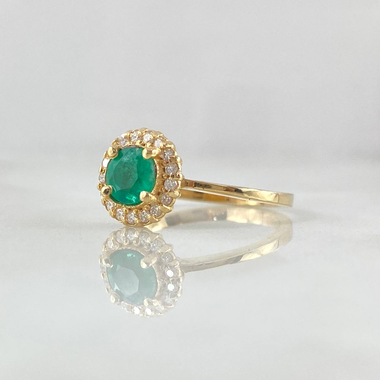 Anillo Ovalo Tupido 3.15gr / T7 / Esmeralda 62pts Diamantes 17pts Oro Amarillo 18K (Joya) ©