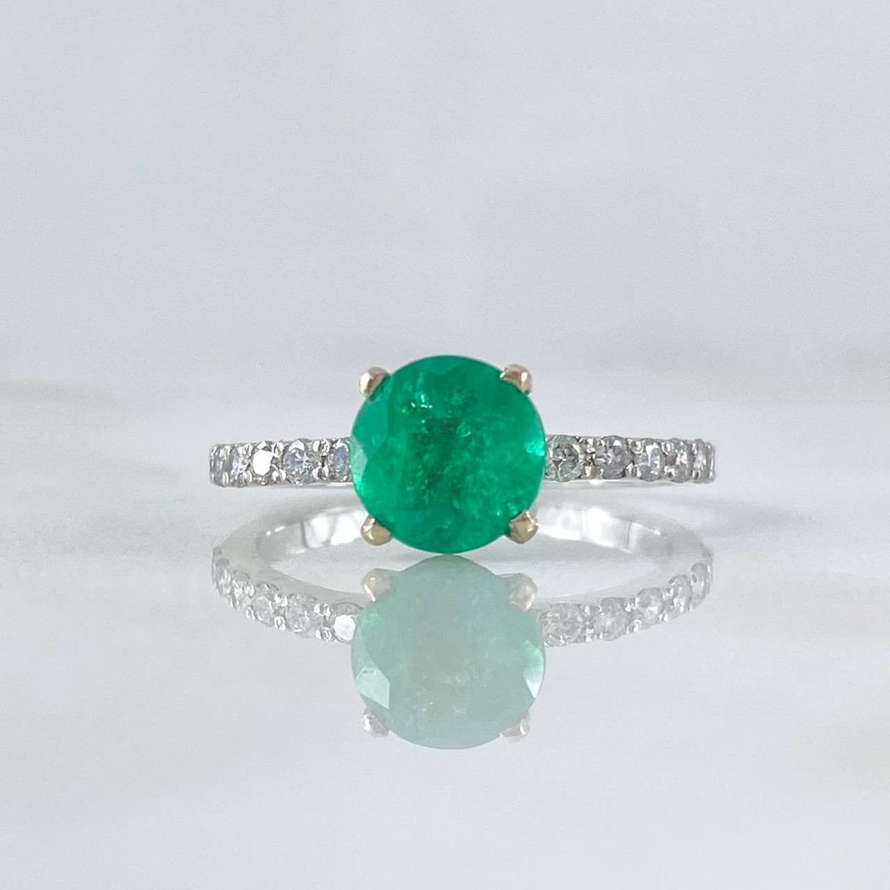 Anillo Solitario Redondo 2.25gr / T6 1/2 / Esmeralda 1.34Qts Diamantes 24pts Oro Blanco 18K (Joya) ©