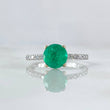 Anillo Solitario Redondo 2.25gr / T6 1/2 / Esmeralda 1.34Qts Diamantes 24pts Oro Blanco 18K (Joya) ©