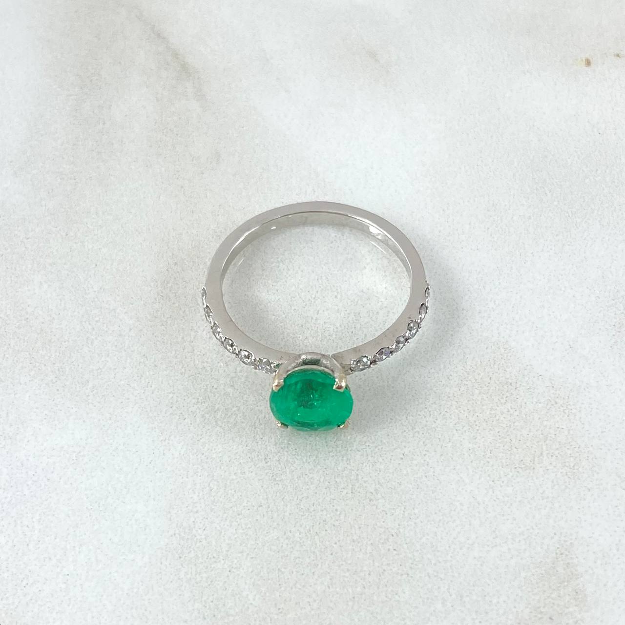 Anillo Solitario Redondo 2.25gr / T6 1/2 / Esmeralda 1.34Qts Diamantes 24pts Oro Blanco 18K (Joya) ©