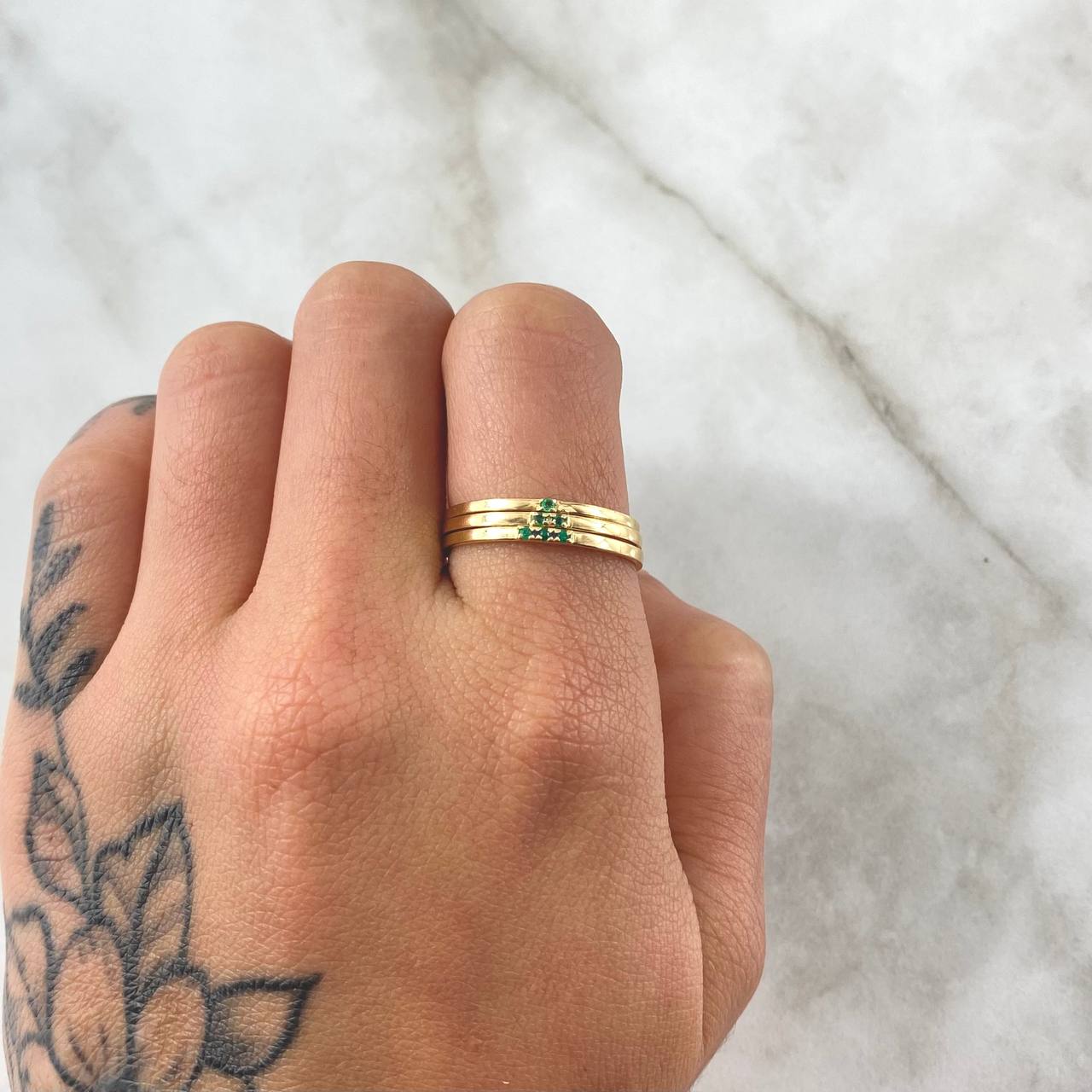 Anillo Triple Secuencial 3.1gr / T7 3/4 / Esmeraldas 18pts Oro Amarillo 18K (Joya) ©