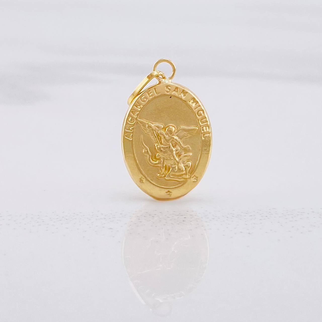 Dije San Miguel Arcángel Mate 0.9g / 2.4cm Oro Amarillo 18K