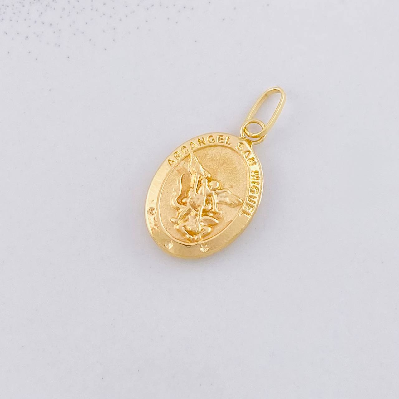 Dije San Miguel Arcángel Mate 0.9g / 2.3cm Oro Amarillo 18K