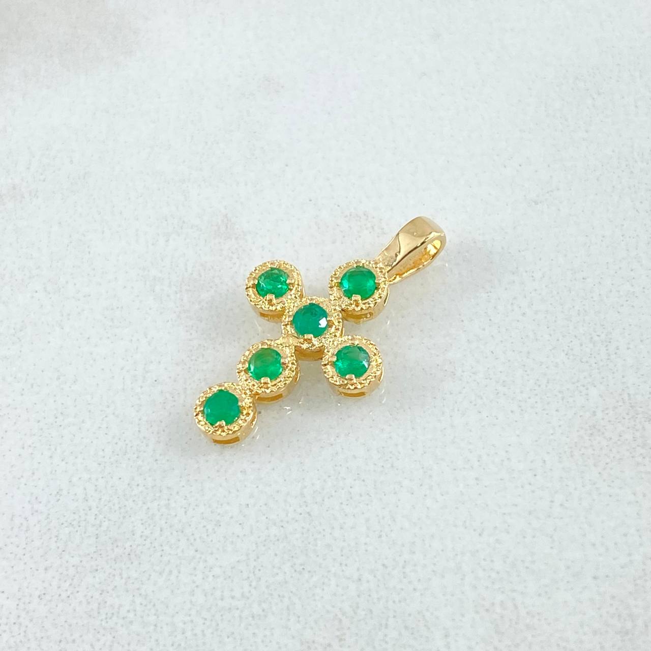 Dije Crúz Mini Aros 0.8gr / 1.7cm / Esmeraldas 40pts Oro Amarillo 18K (Joya)