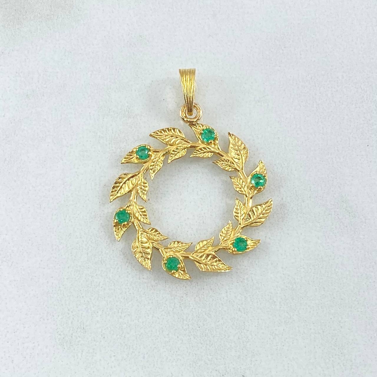 Dije Hojas en Espiral 2.9gr / 3cm / Esmeraldas 18pts Oro Amarillo 18K (Joya) ©