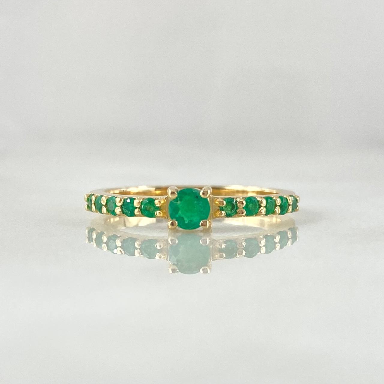 Anillo Solitario Lineas Tupidas 2.45gr / T6 1/4 / Esmeraldas 36pts Oro Amarillo 18K (Joya) ©