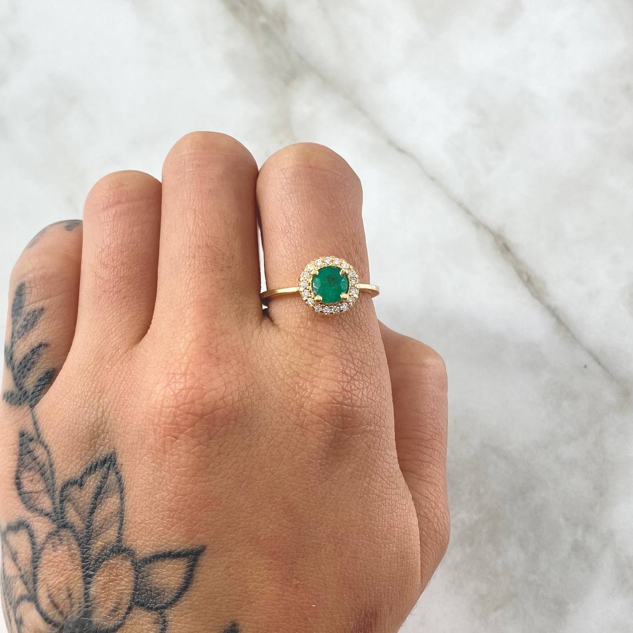 Anillo Ovalo Tupido 3.15gr / T7 / Esmeralda 62pts Diamantes 17pts Oro Amarillo 18K (Joya) ©