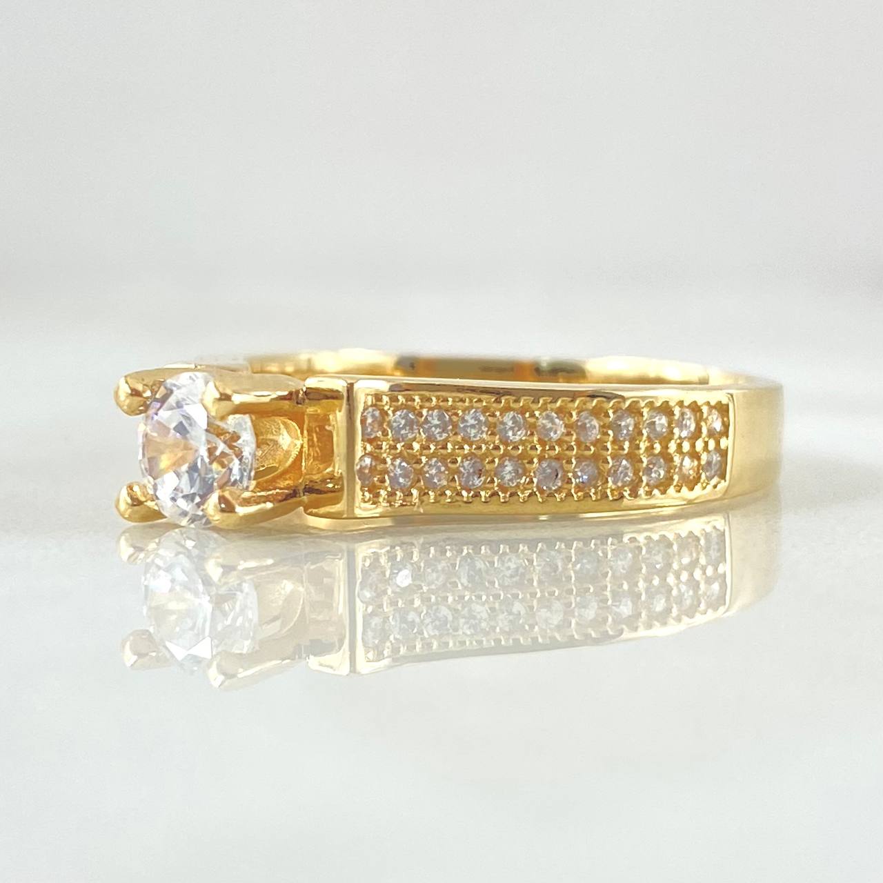Anillo Solitario Carriles Rampa 4.9gr / T7 / Oro 18K
