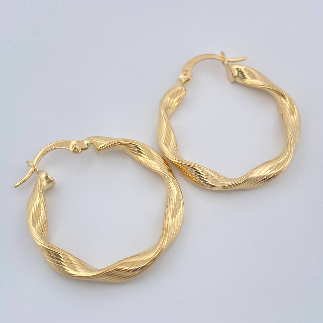 Candongas Bella 2.35gr / 2.8cm / Oro Amarillo 18K $