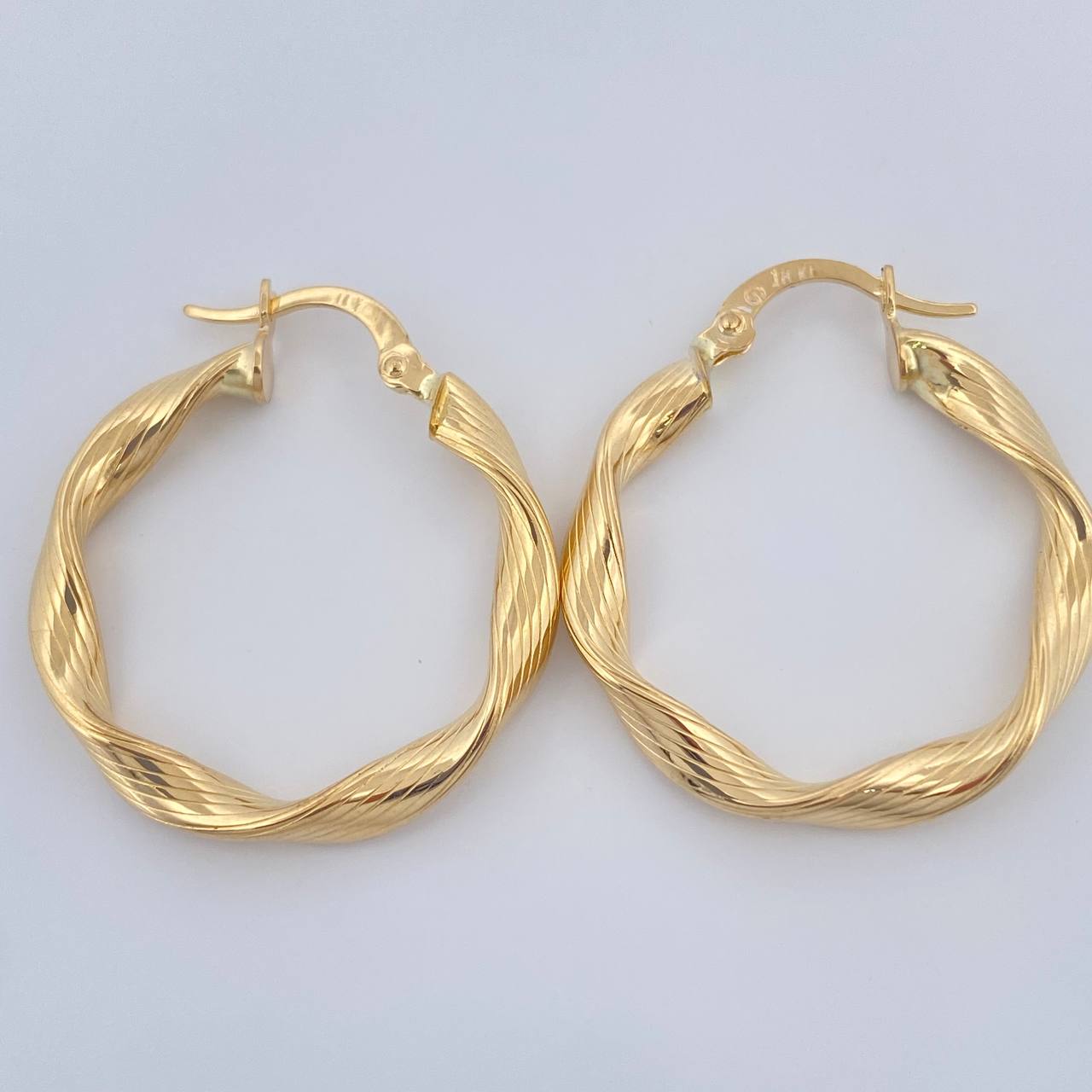 Candongas Bella 2.35gr / 2.8cm / Oro Amarillo 18K $