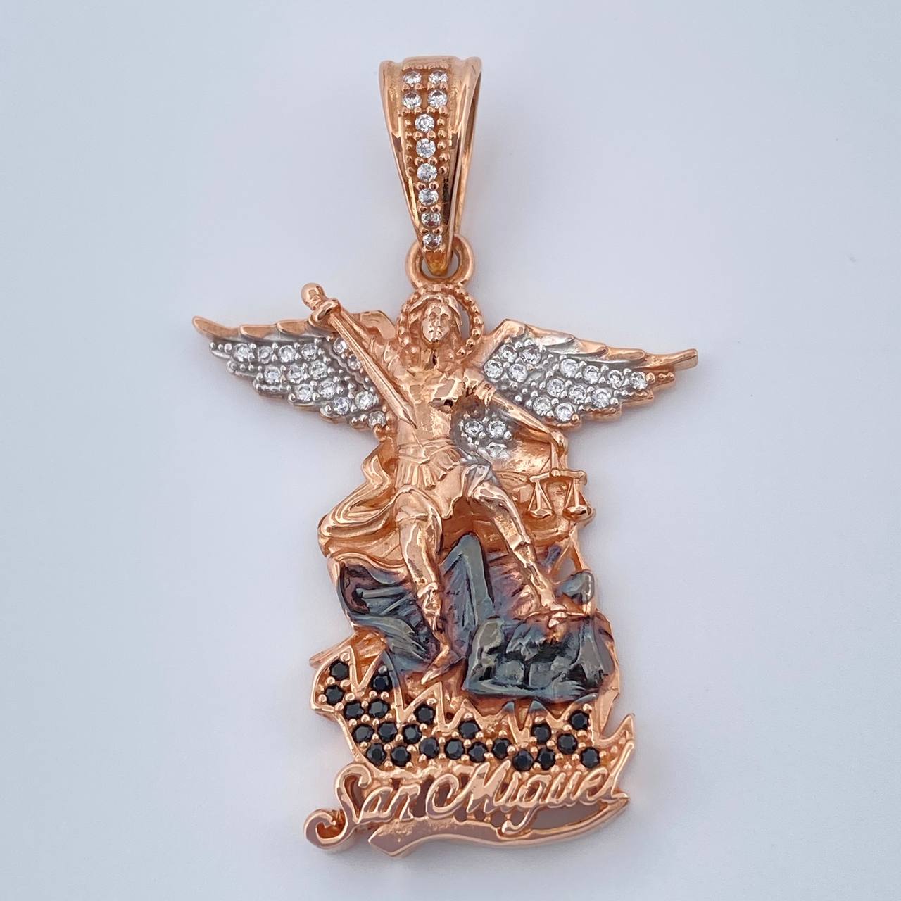 Dije San Miguel Arcangel 7.7gr / 4.1cm / Tres Oros 18K $