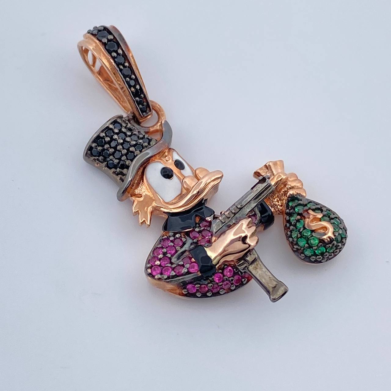 Dije Pato Pistola 5.75gr / 3.7cm / Dos Oros Negro Rosa 18K $