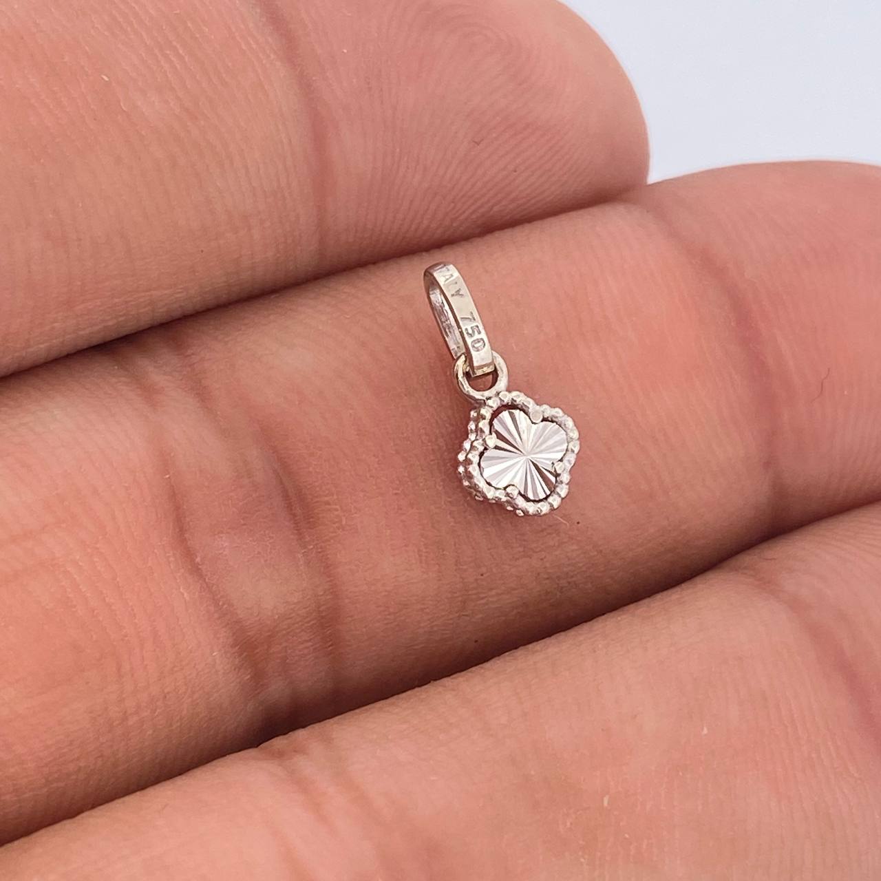 Dije Trebol 0.45gr / 1cm / Oro Blanco 18K &