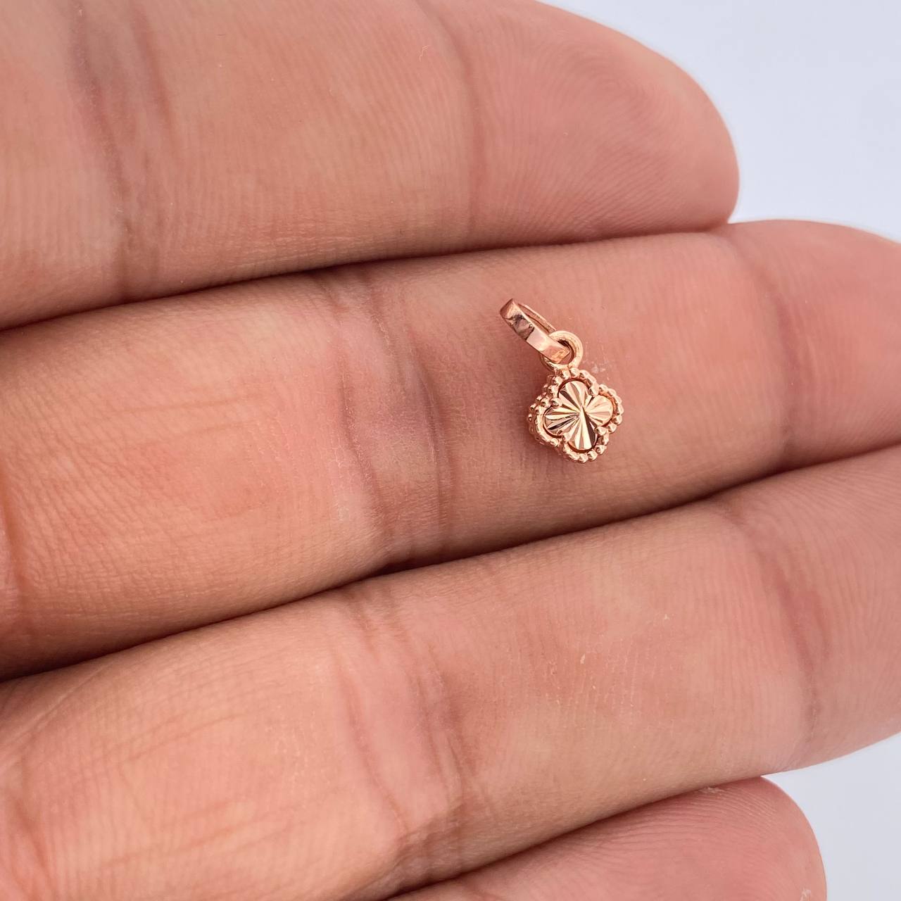 Dije Trebol 0.45gr / 1cm / Oro Rosa 18K &
