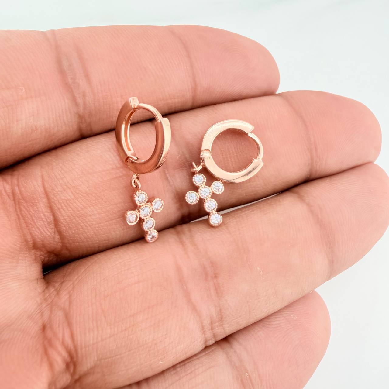 Candongas Redondas Cruz 3.15gr / 2.2cm / Oro Rosa 18K $