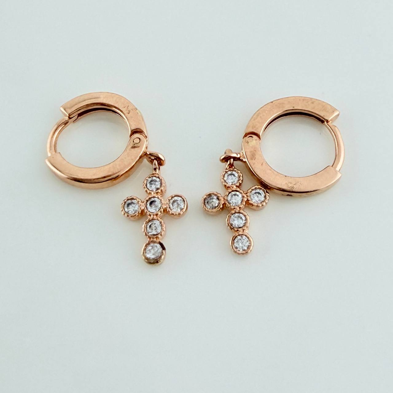 Candongas Redondas Cruz 3.15gr / 2.2cm / Oro Rosa 18K $