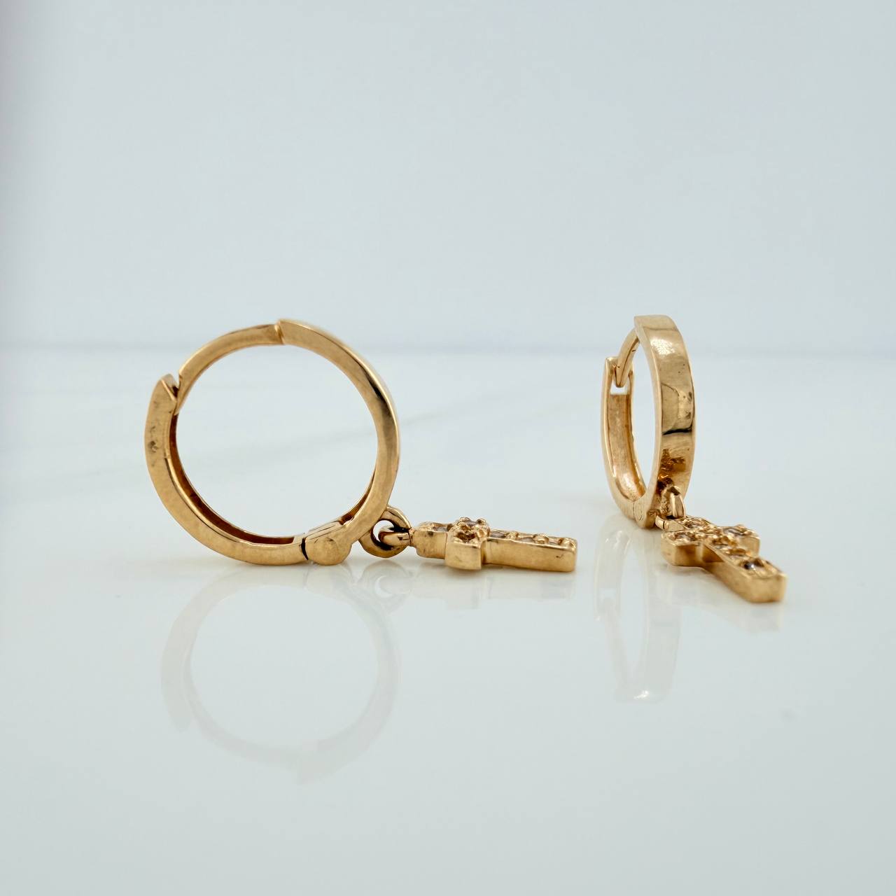 Candongas Cruz 2.85gr / 2.3cm / Oro Amarillo 18K $