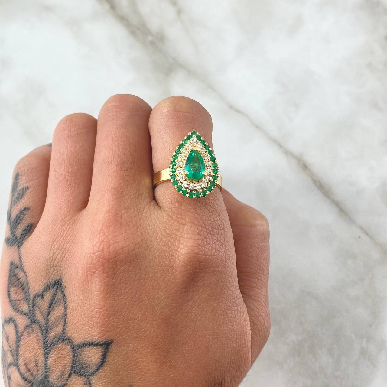 Anillo Halo Gota Tupido 6.15gr / T6 3/4 / Esmeraldas 1.17 Qts Diamantes 34pts Oro Amarillo 18K (Joya) *