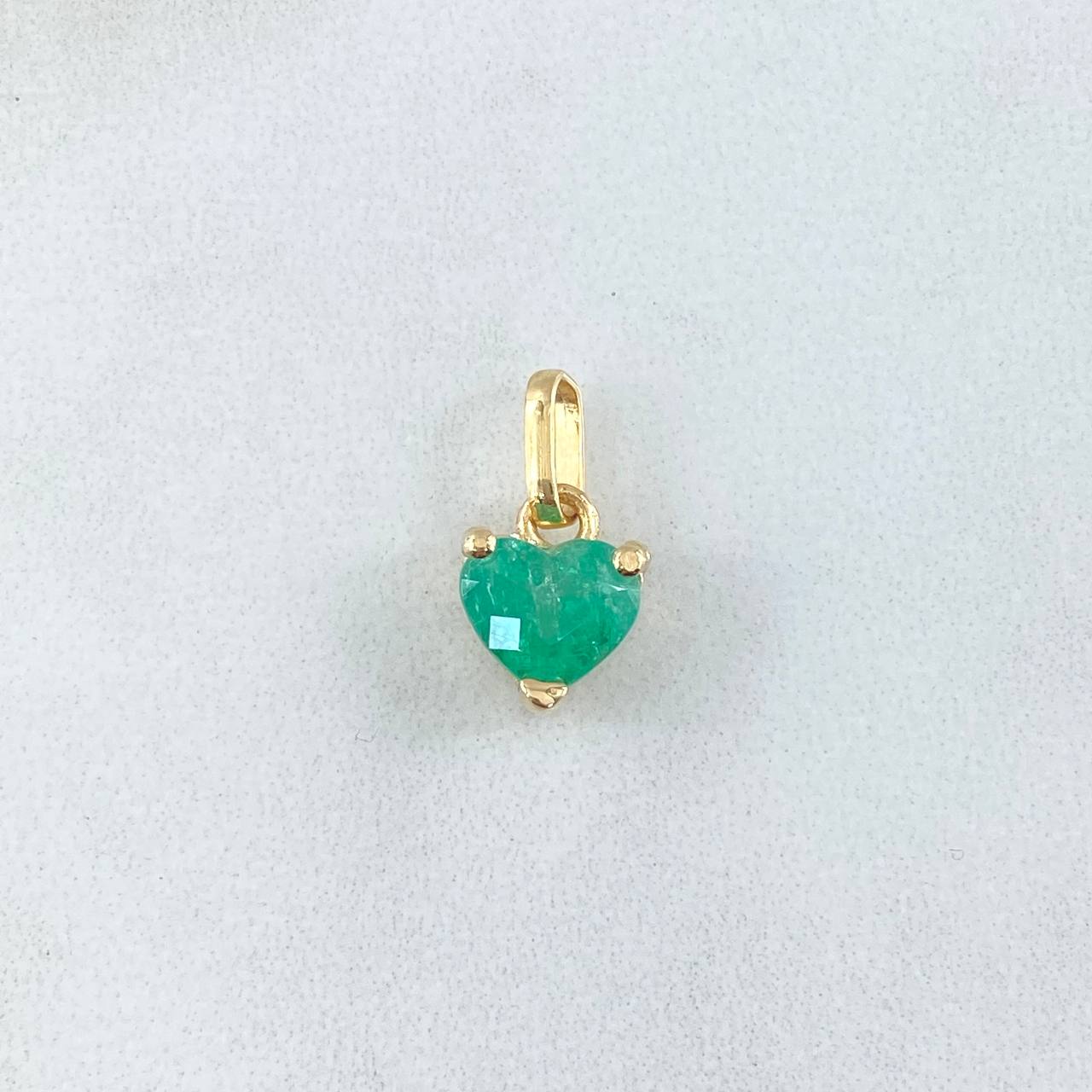 Dije Corazón Atrapado 1.3gr / 1.5cm / Esmeralda 1.5 Qts Oro Amarillo 18K (Joya) *