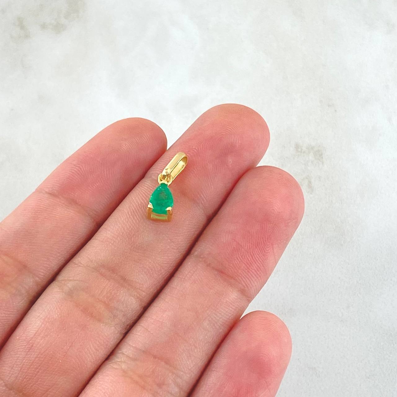 Dije Gota 0.65gr / 1.3cm / Esmeralda 30pts Oro Amarillo 18K (Joya)