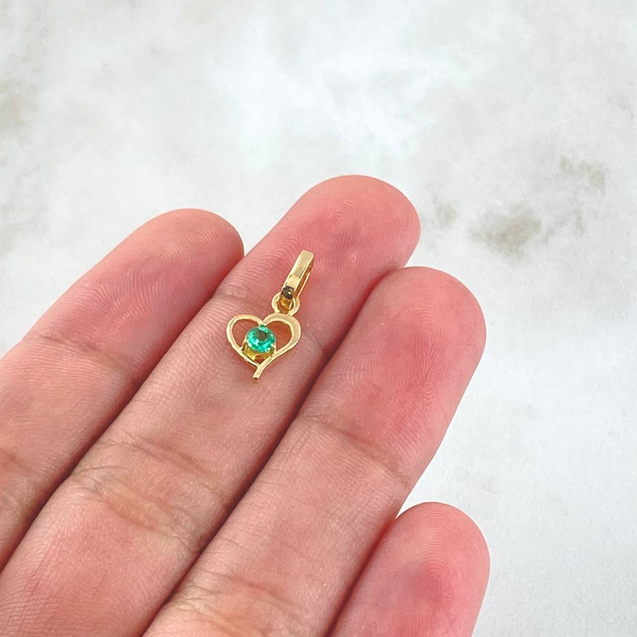 Dije Solitario en Corazón 0.7gr / 1.5cm / Esmeralda 8pts Oro Amarillo 18K (Joya) *