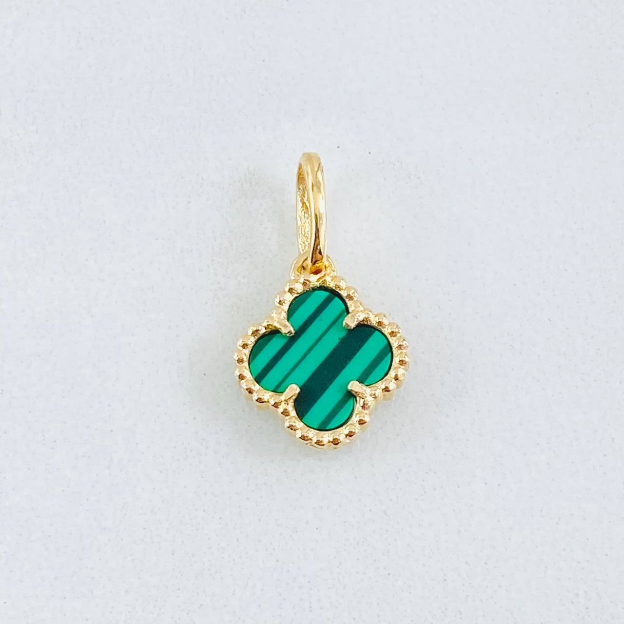 Dije Trebol Malaquita Verde 0.95gr / Oro Amarillo Nac.Esp. 18K ©