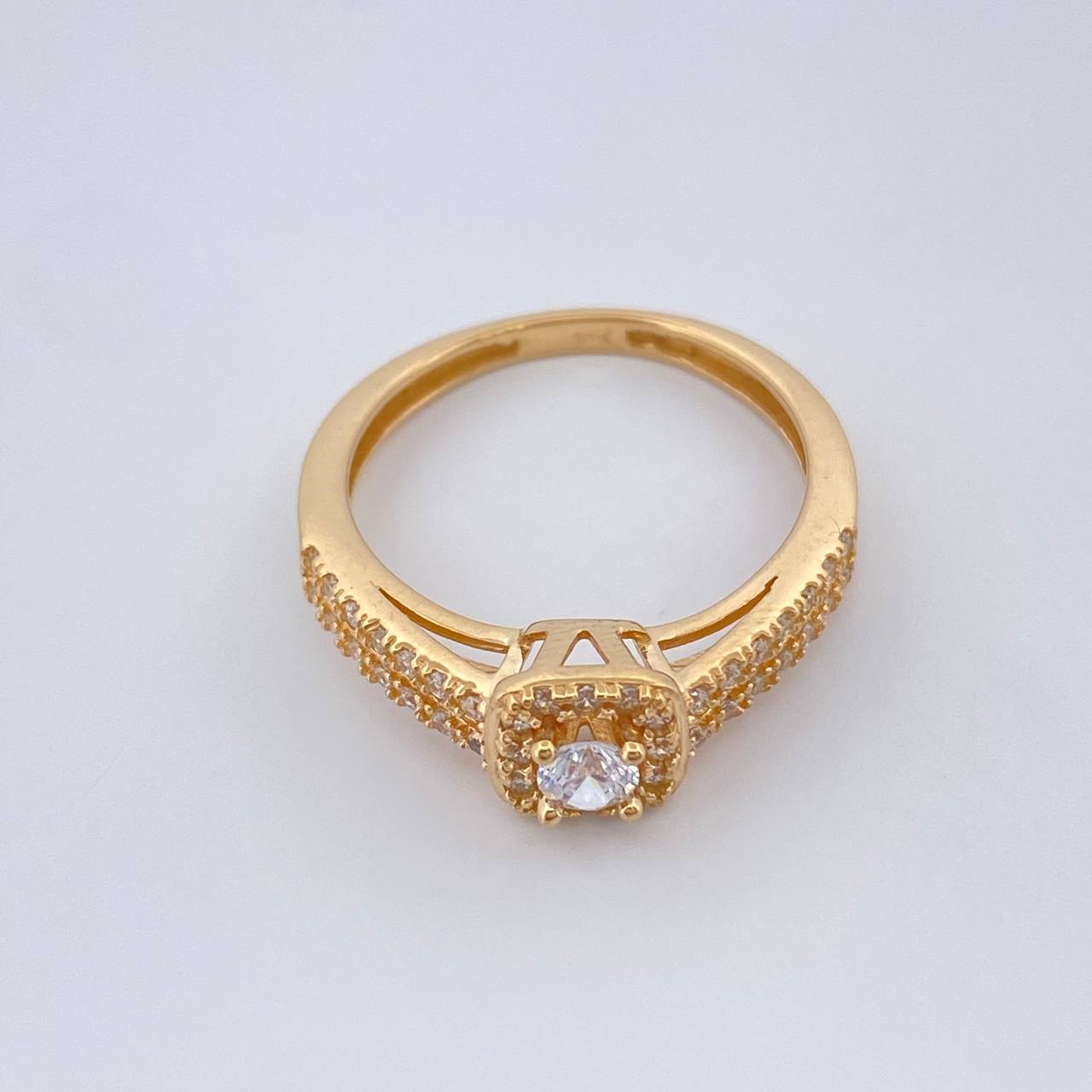 Anillo Halo Cuadrado 2.45gr / T5 1/2 / Oro Amarillo 18K %