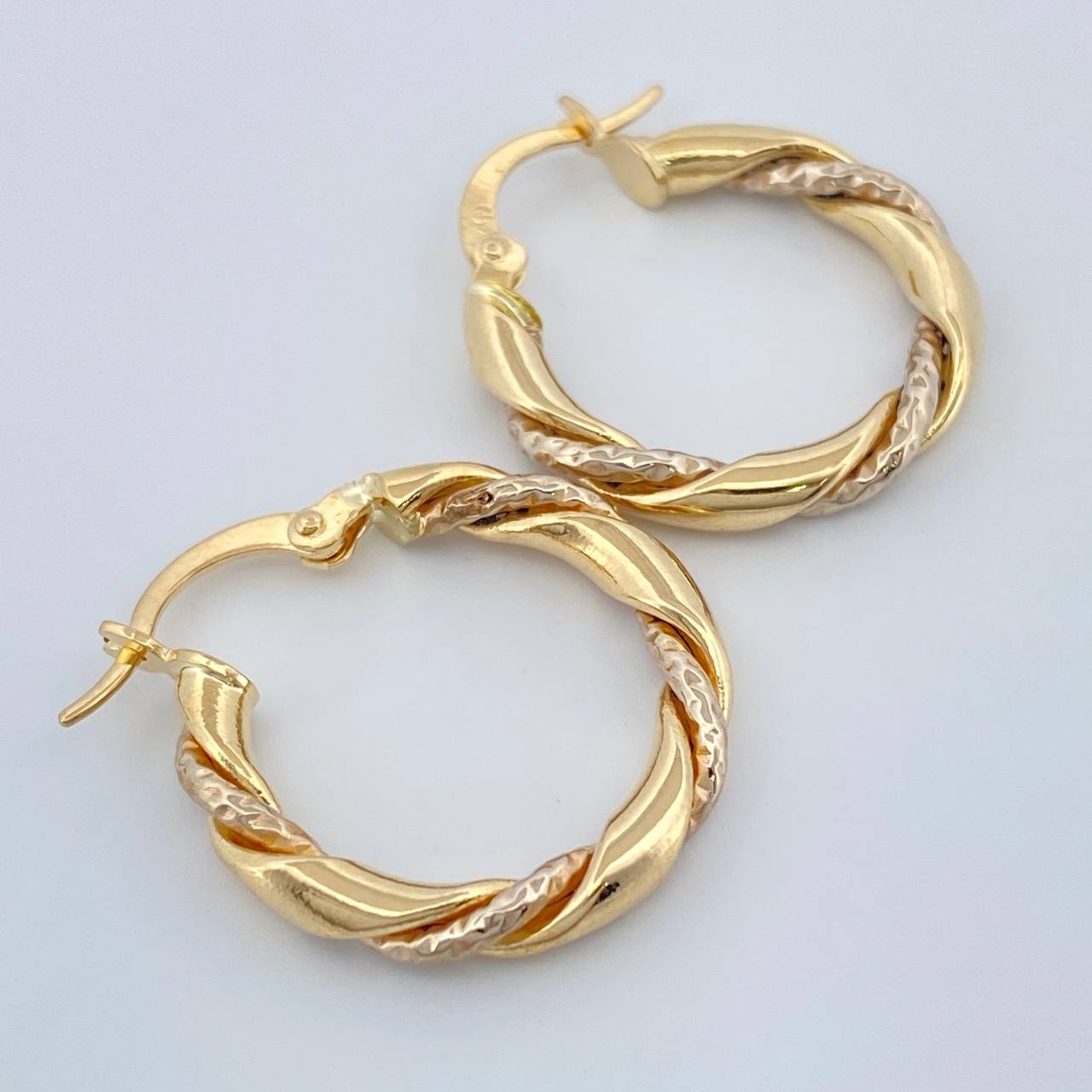 Candongas Sari 1.9gr / 2cm / Dos Oros Amarillo Blanco 18K %