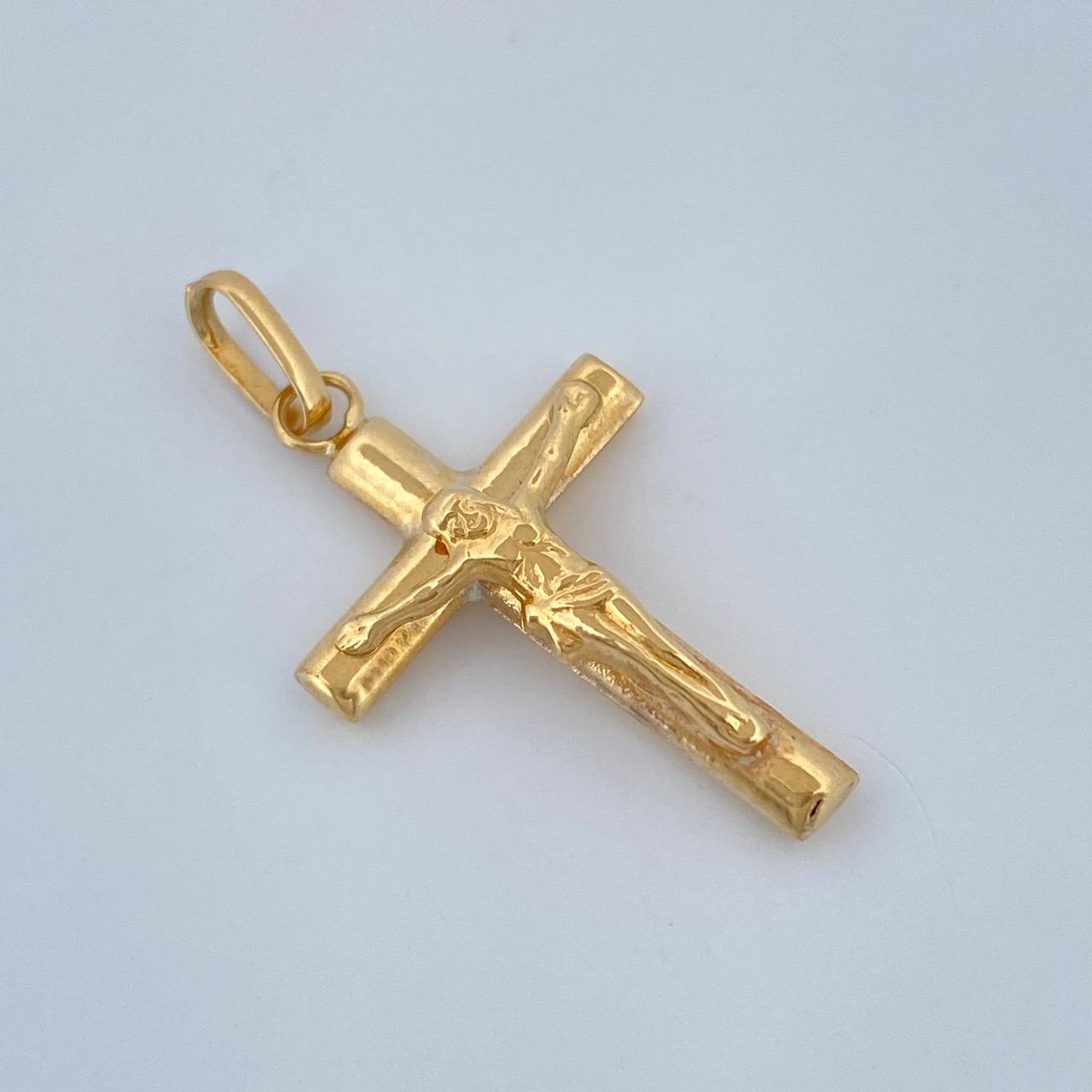 Dije Cruz Cristo 0.85gr / 3cm / Oro Amarillo 18 +