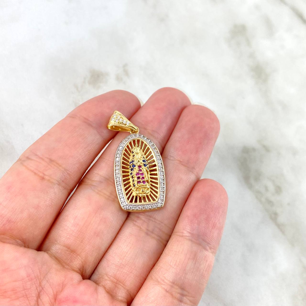 Dije Virgen de Guadalupe 3.75gr / 3.3cm / Circones Blancos-Azules-Fucsias Oro Amarillo *