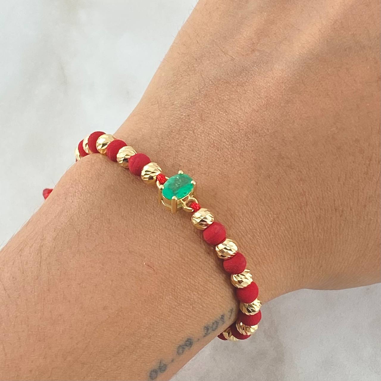 Pulsera Roja Herraje Piedra Circular 3.85gr / 5mm Bolas Diamantadas 16und Esmeralda 79pts Oro Amarillo 18K (Joya) *