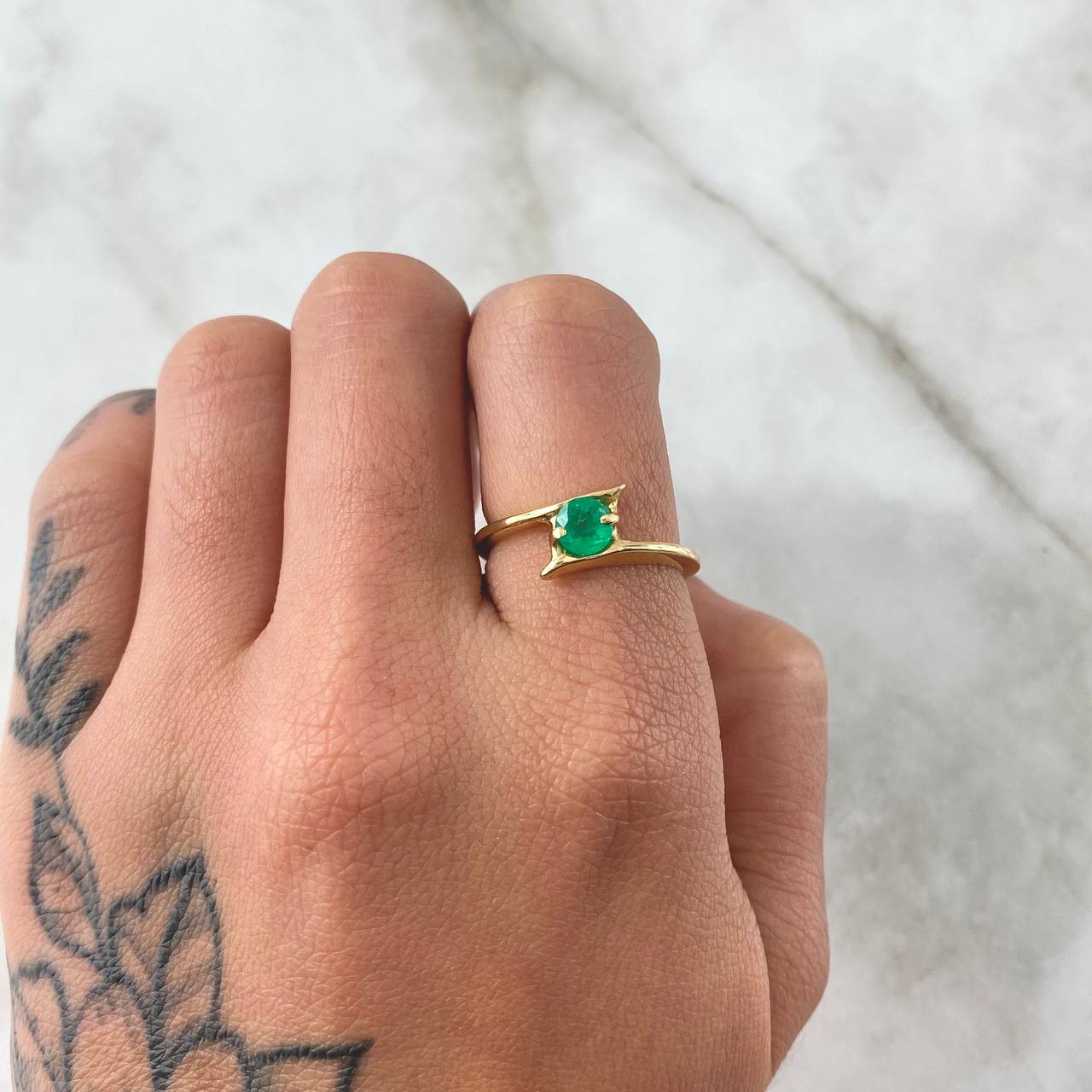 Anillo Solitario Abrazo 3gr / T6 3/4 / Esmeraldas 30pts Oro Amarillo 18K (Joya) *