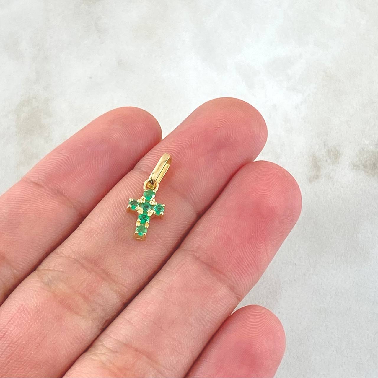 Dije Crúz Tupida 0.85gr / 1.6cm / Esmeraldas 18pts Oro Amarillo 18K (Joya) *