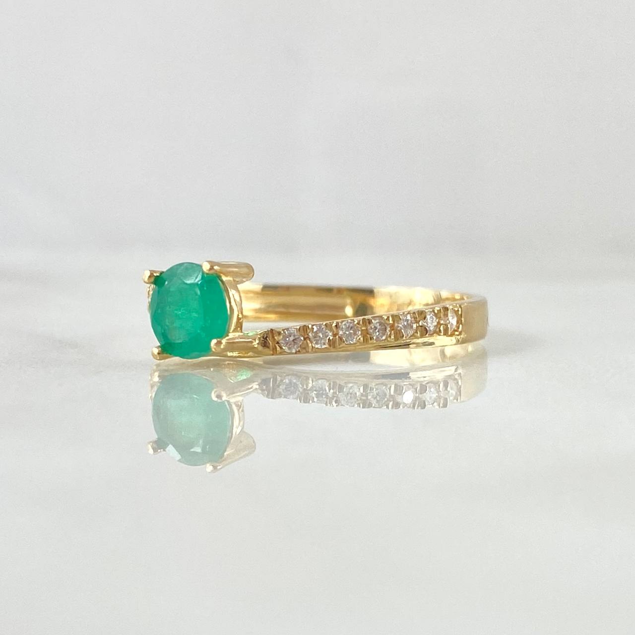 Anillo Solitario Oblicuo Tupido 2.1gr / T7 1/4 / Esmeralda 58pts Diamantes 19pts Oro Amarillo 18K (Joya) *
