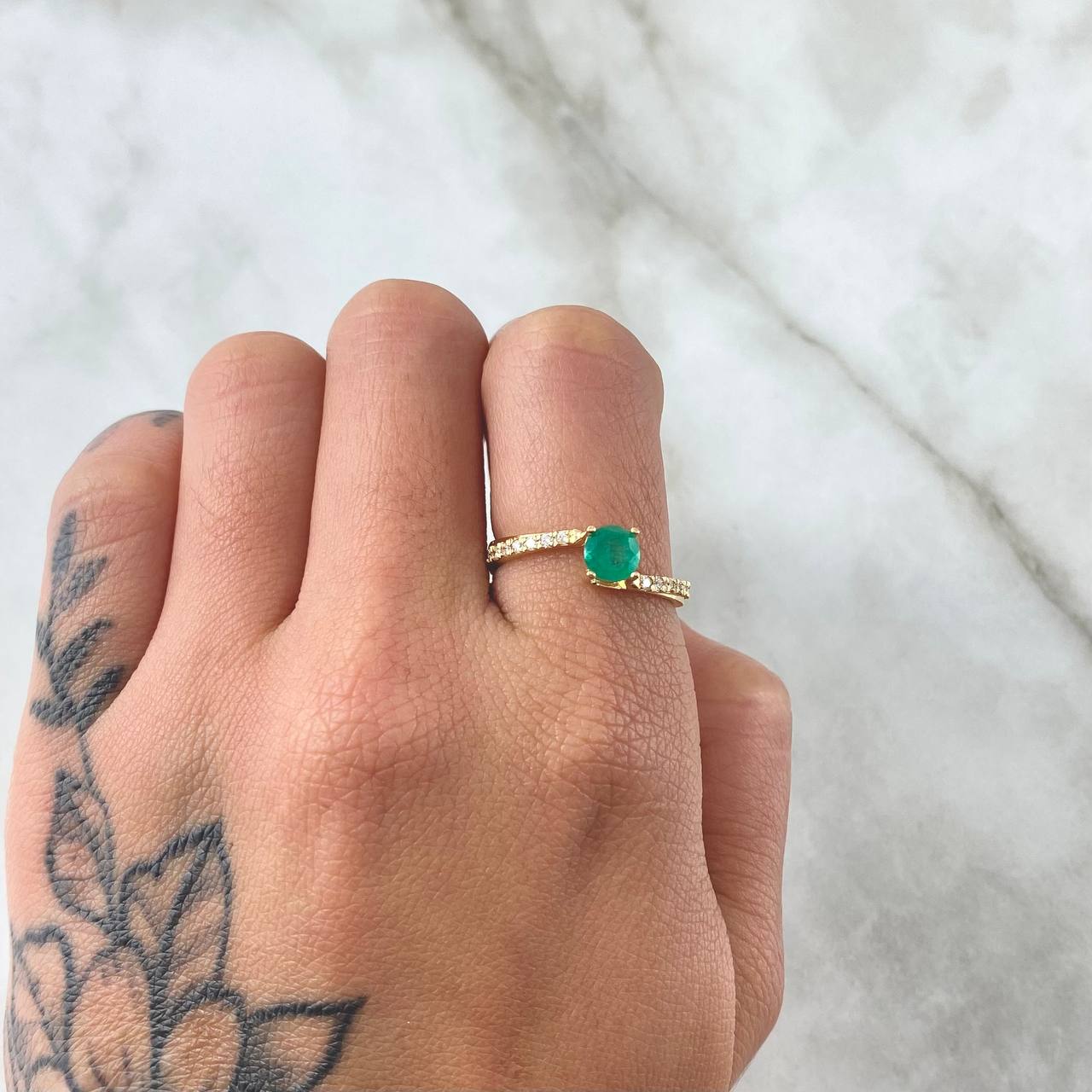 Anillo Solitario Oblicuo Tupido 2.1gr / T7 1/4 / Esmeralda 58pts Diamantes 19pts Oro Amarillo 18K (Joya) *
