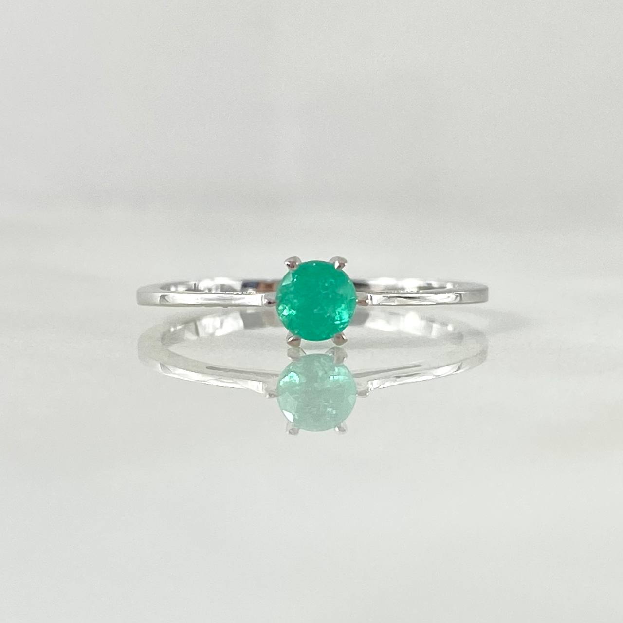 Anillo Solitario Puente 1.25gr / T6 1/2 / Esmeralda 26pts Oro Blanco 18K (Joya) *