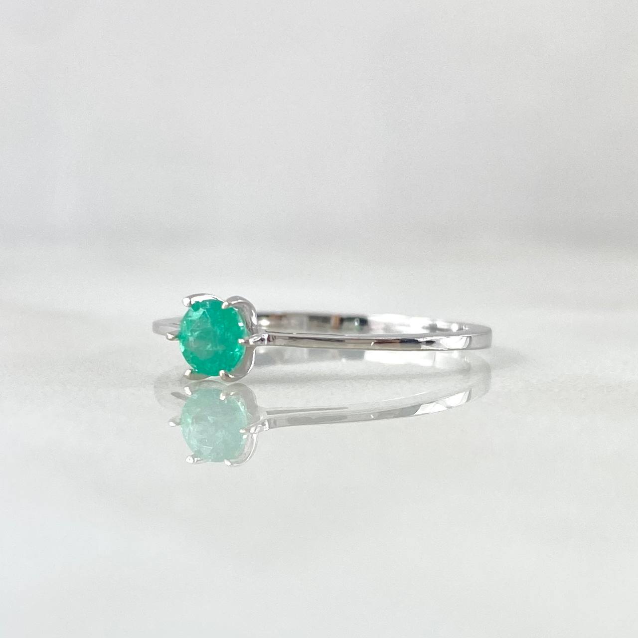 Anillo Solitario Puente 1.25gr / T6 1/2 / Esmeralda 26pts Oro Blanco 18K (Joya) *