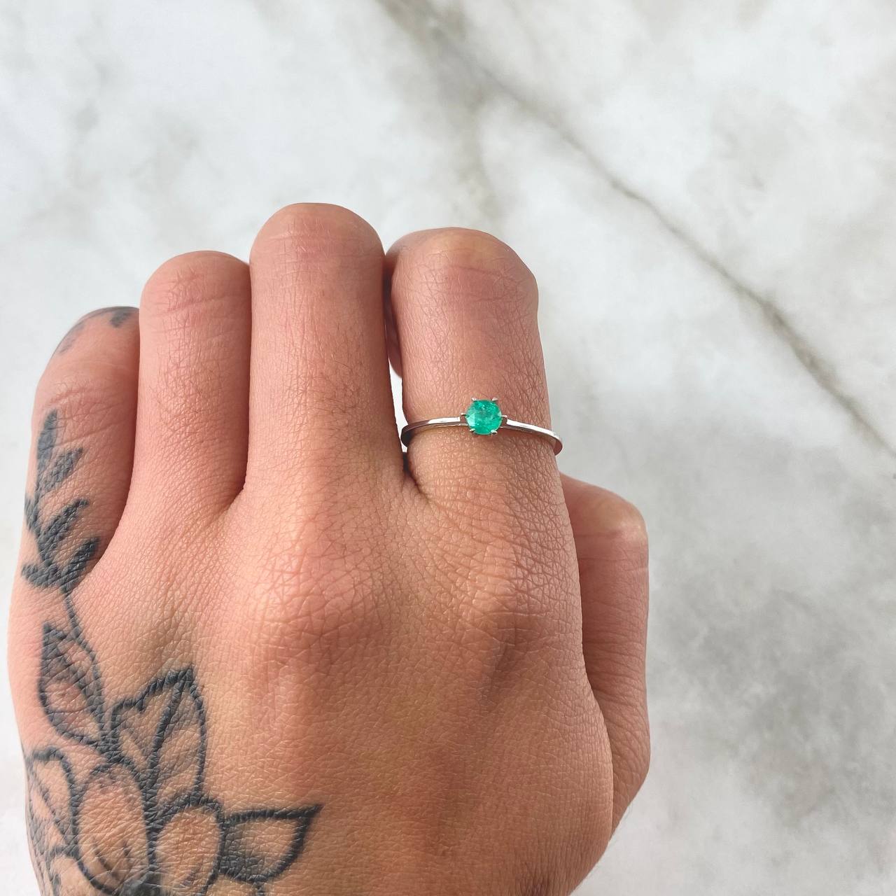 Anillo Solitario Puente 1.25gr / T6 1/2 / Esmeralda 26pts Oro Blanco 18K (Joya) *