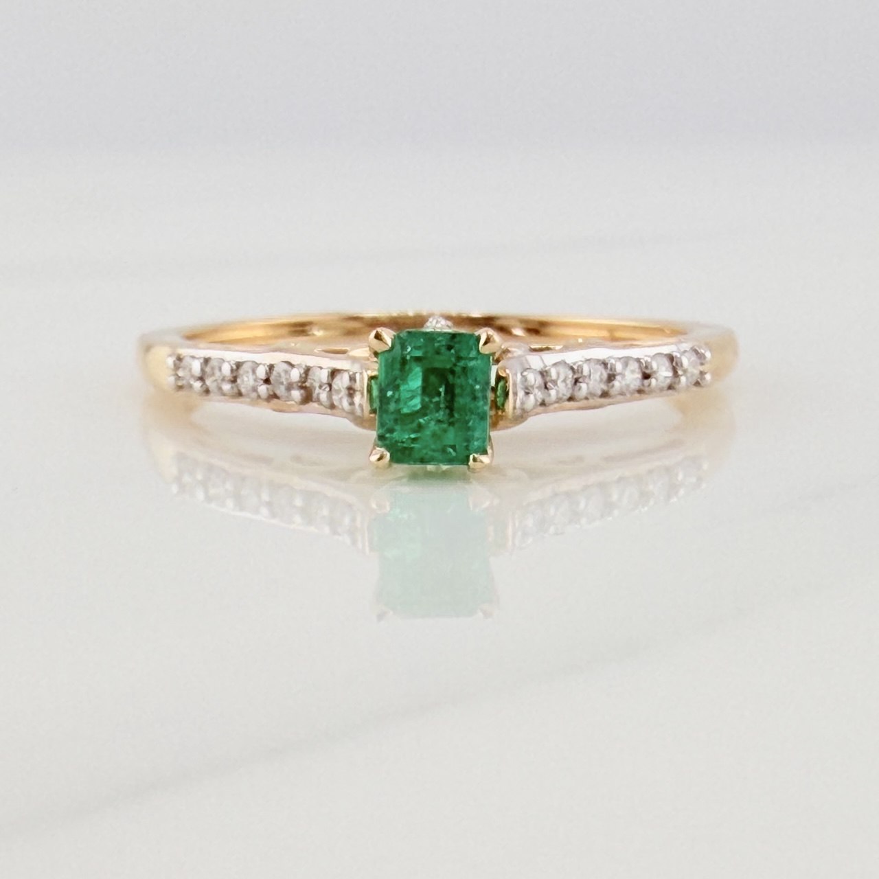 Anillo Solitario Esmeralda 27 pts Diamantes 0.09 pts 2.1gr / T7 3/4 / Dos Oros Amarillo Blanco 18K &