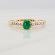 Anillo Solitario Esmeralda 27 pts Diamantes 0.09 pts 2.1gr / T7 3/4 / Dos Oros Amarillo Blanco 18K &
