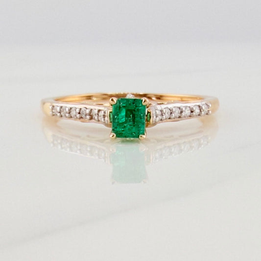 Anillo Solitario Esmeralda 27 pts Diamantes 0.09 pts 2.1gr / T7 3/4 / Dos Oros Amarillo Blanco 18K &