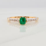 Anillo Solitario Esmeralda 27 pts Diamantes 0.09 pts 2.1gr / T7 3/4 / Dos Oros Amarillo Blanco 18K &
