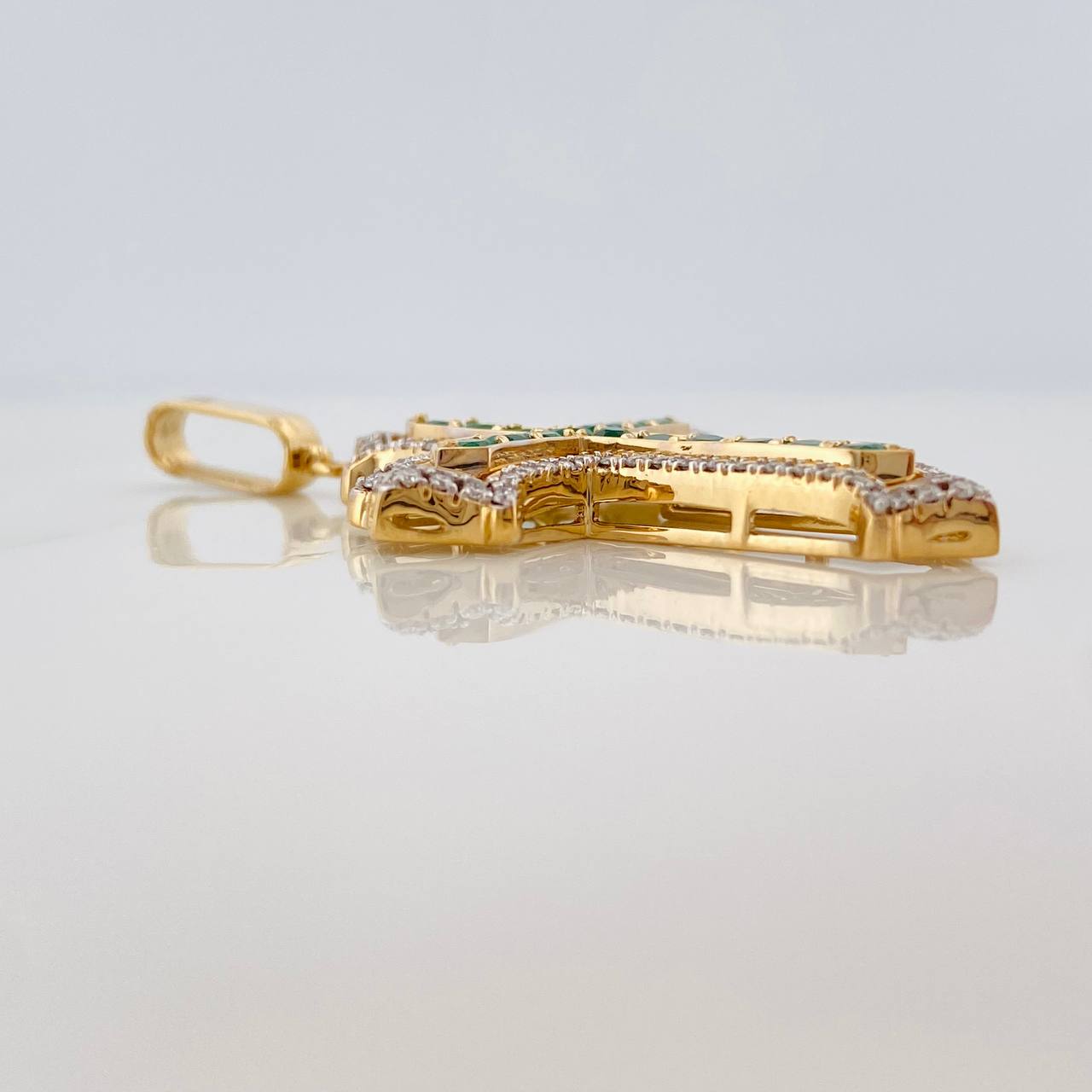 Dije Cruz Tupida Esmeraldas 75 pts Diamantes 32 pts 6.7gr / 4.4cm / Dos Oros Amarillo Blanco 18K %