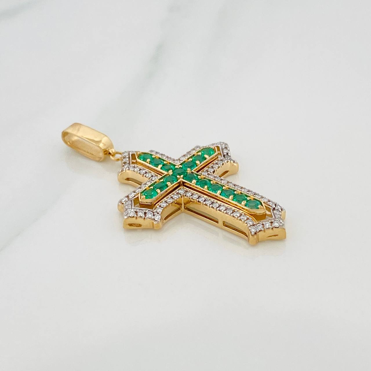 Dije Cruz Tupida Esmeraldas 75 pts Diamantes 32 pts 6.7gr / 4.4cm / Dos Oros Amarillo Blanco 18K %