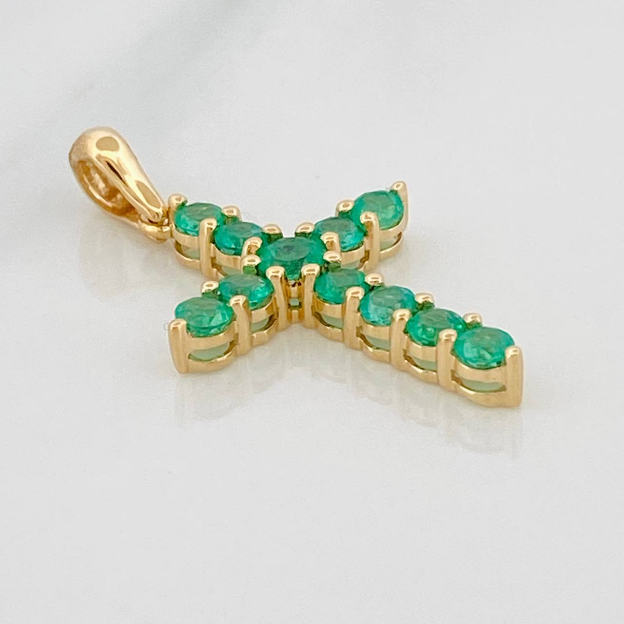 Dije Cruz Luz Verde Esmeraldas 1.03 qts 1.9gr / 3cm / Oro Amarillo 18K %