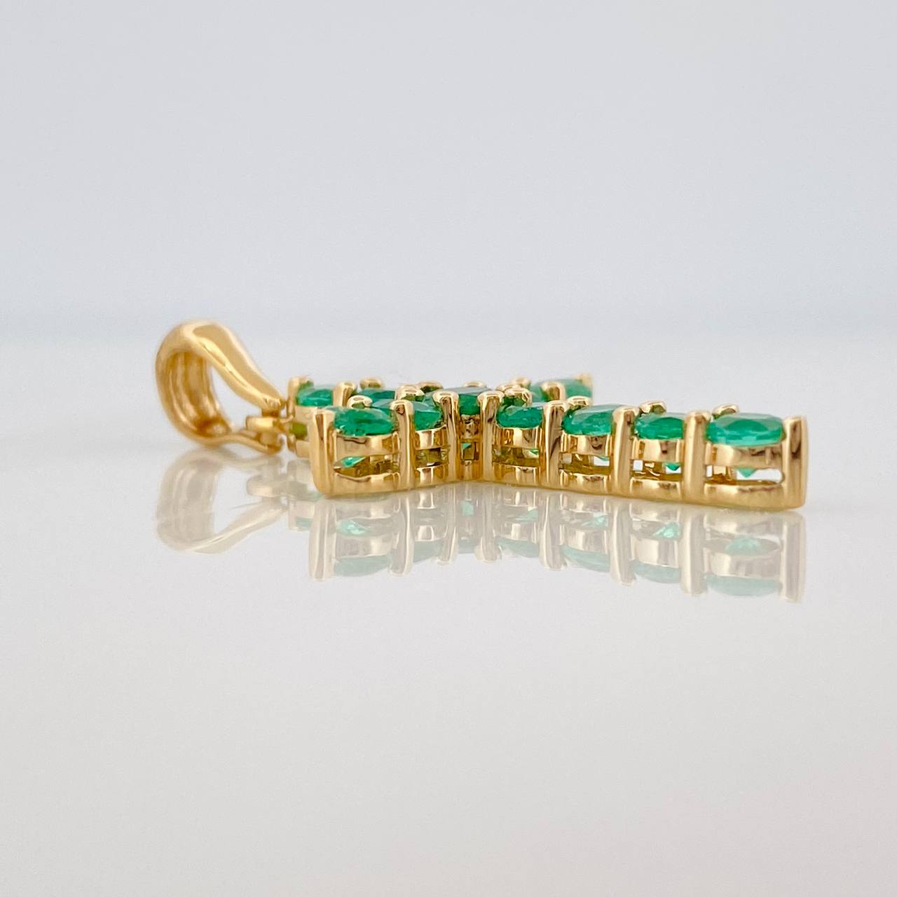 Dije Cruz Luz Verde Esmeraldas 1.03 qts 1.9gr / 3cm / Oro Amarillo 18K %