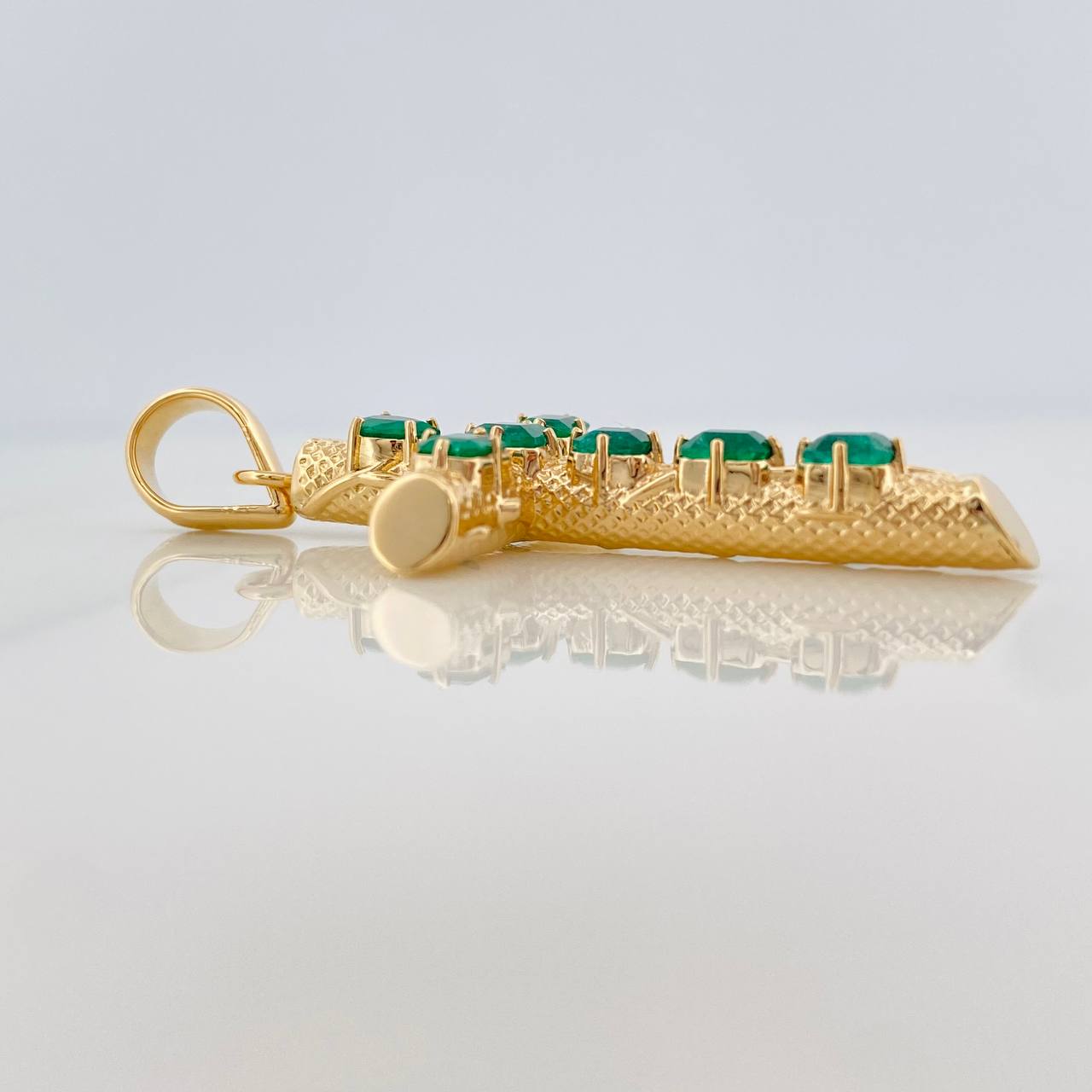 Dije Cruz Tronco Esmeraldas 1.70 qts 5.3gr / 4.6cm / Oro Amarillo 18K %