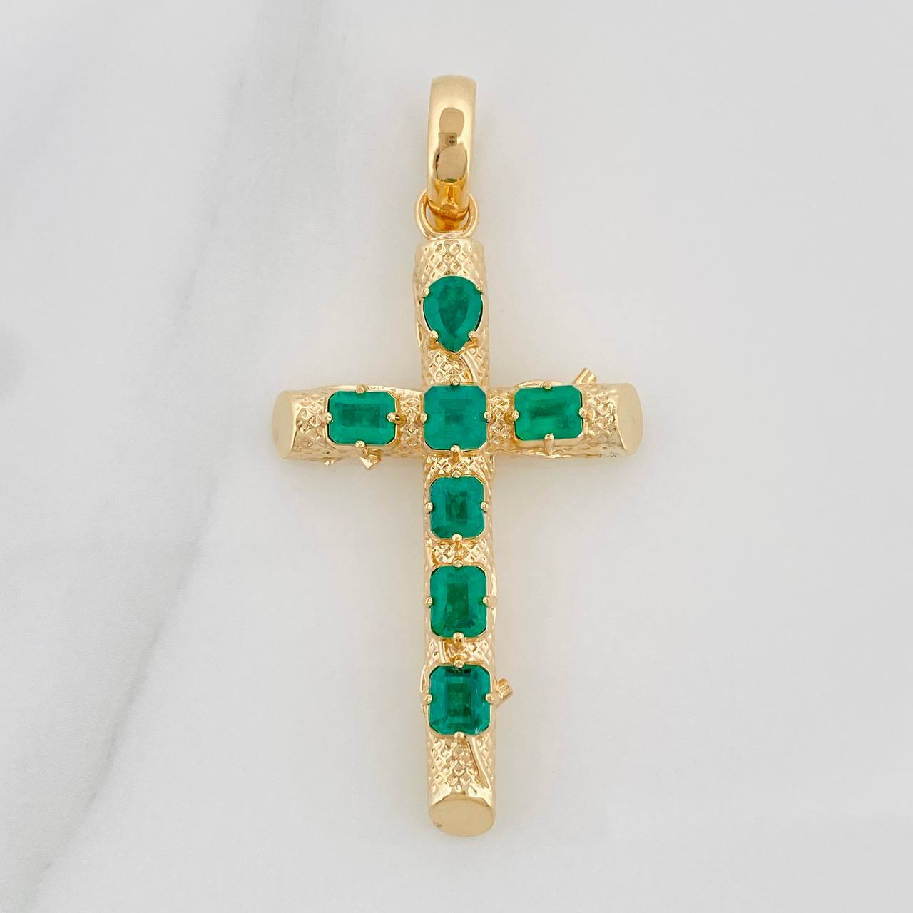 Dije Cruz Tronco Esmeraldas 1.70 qts 5.3gr / 4.6cm / Oro Amarillo 18K %