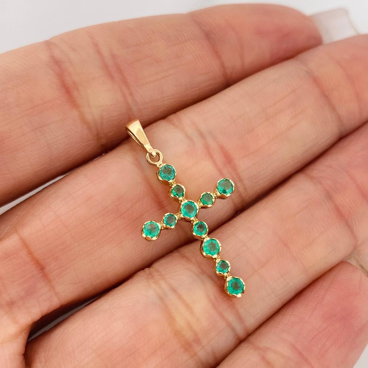 Dije Cruz Luz Verde Esmeraldas 30 pts 1.05gr / 3cm / Oro Amarillo 18K %