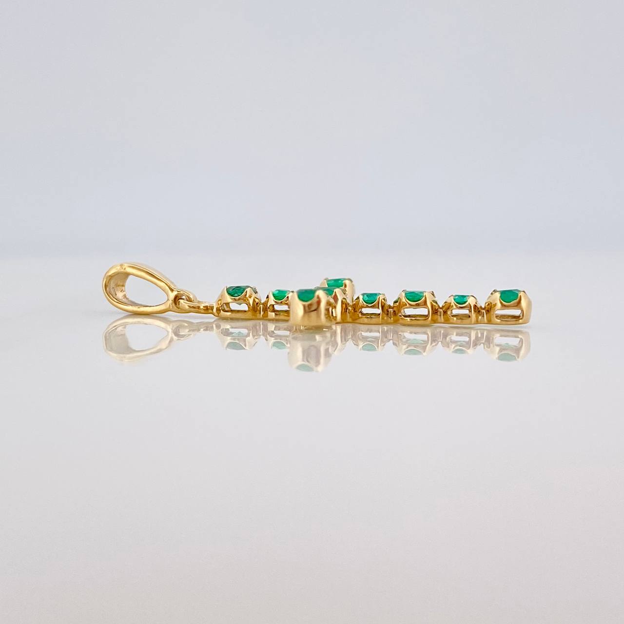 Dije Cruz Luz Verde Esmeraldas 30 pts 1.05gr / 3cm / Oro Amarillo 18K %